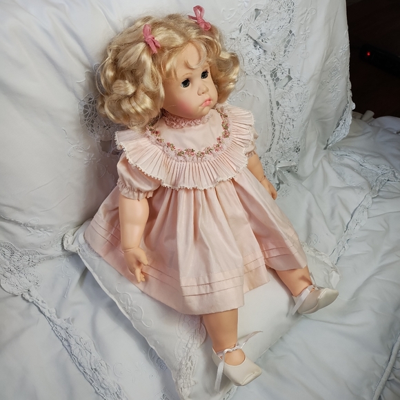 Madame Alexander 'Darlene' Curly Blonde Hair & Blue Eyes Baby Doll #8015 - Picture 4 of 12